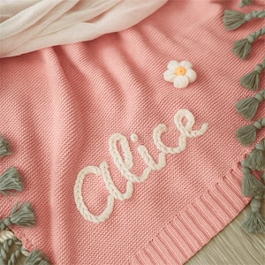 Personalisierte Babydecke gestrickt: Geschenk zur Geburt, Name gestickt