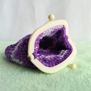 Carteira de crochê roxa feita à mão - porta-moedas elegante de lã, presente artesanal exclusivo para ela, porta-cartões boho chique, item essencial de luxo para o dia a dia