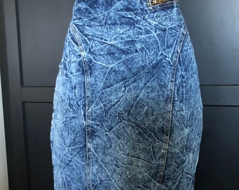 1980s Vintage Blue Acid Wash Denim Pencil Skirt | Waist 30" Hips 40" Size 31 | Seam interest, rear kick pleat slit, waist lipstick pocket