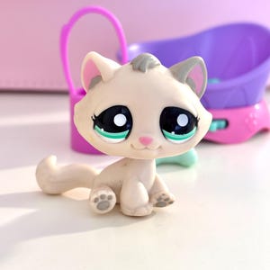 LPS Littlest Pet Shop #2079 Authentic Genuine Hasbro 2007 Grey Blue Eyes Kitten