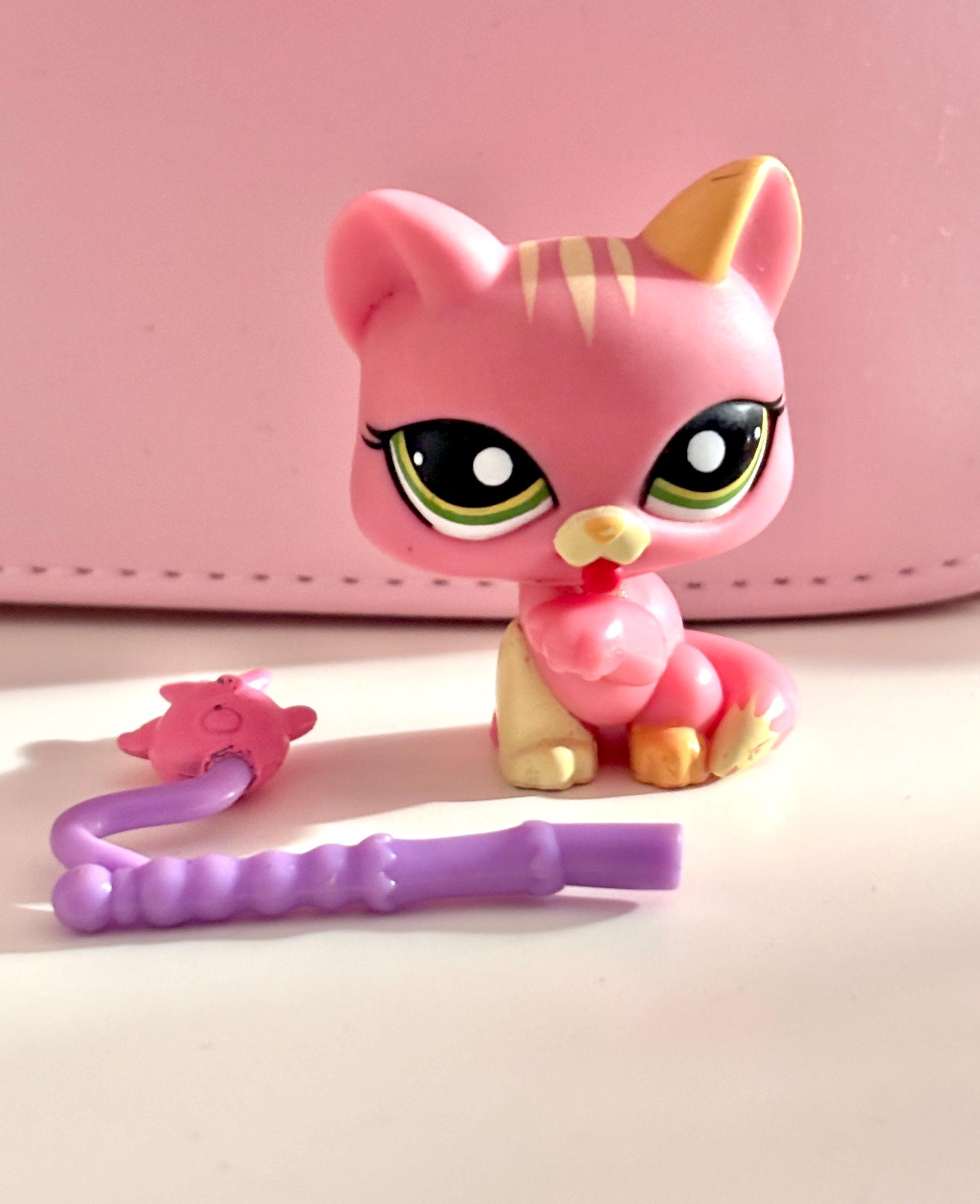 1562 LPS Littlest Pet Shop Hasbro Pink and Yellow Cat With Green