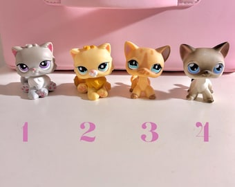 Puede incluir: Cuatro pequeñas figuras de gatos de colores están dispuestas en fila. Los gatos son de varios colores, incluyendo gris, amarillo y marrón. Cada figura tiene ojos grandes y expresivos. Los números del 1 al 4 están impresos debajo.
