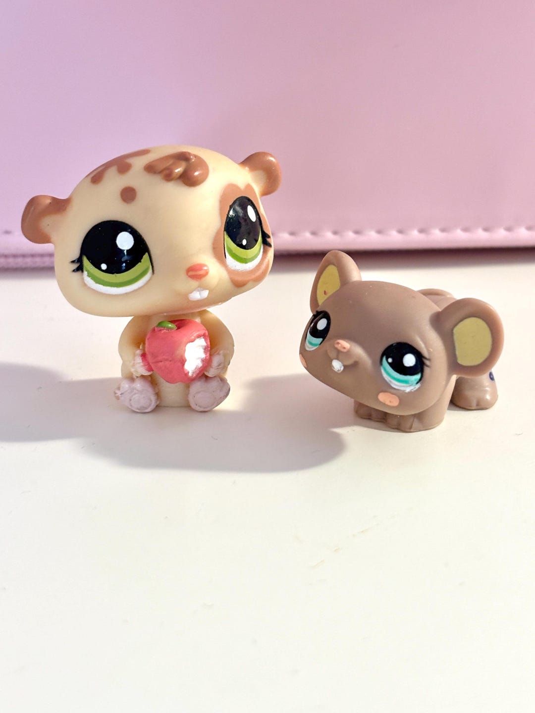 Figurine Littlest Pet Shop #894 – Cochon D'Inde Rose (Guinea Pig) Avec Biberon – Occasion