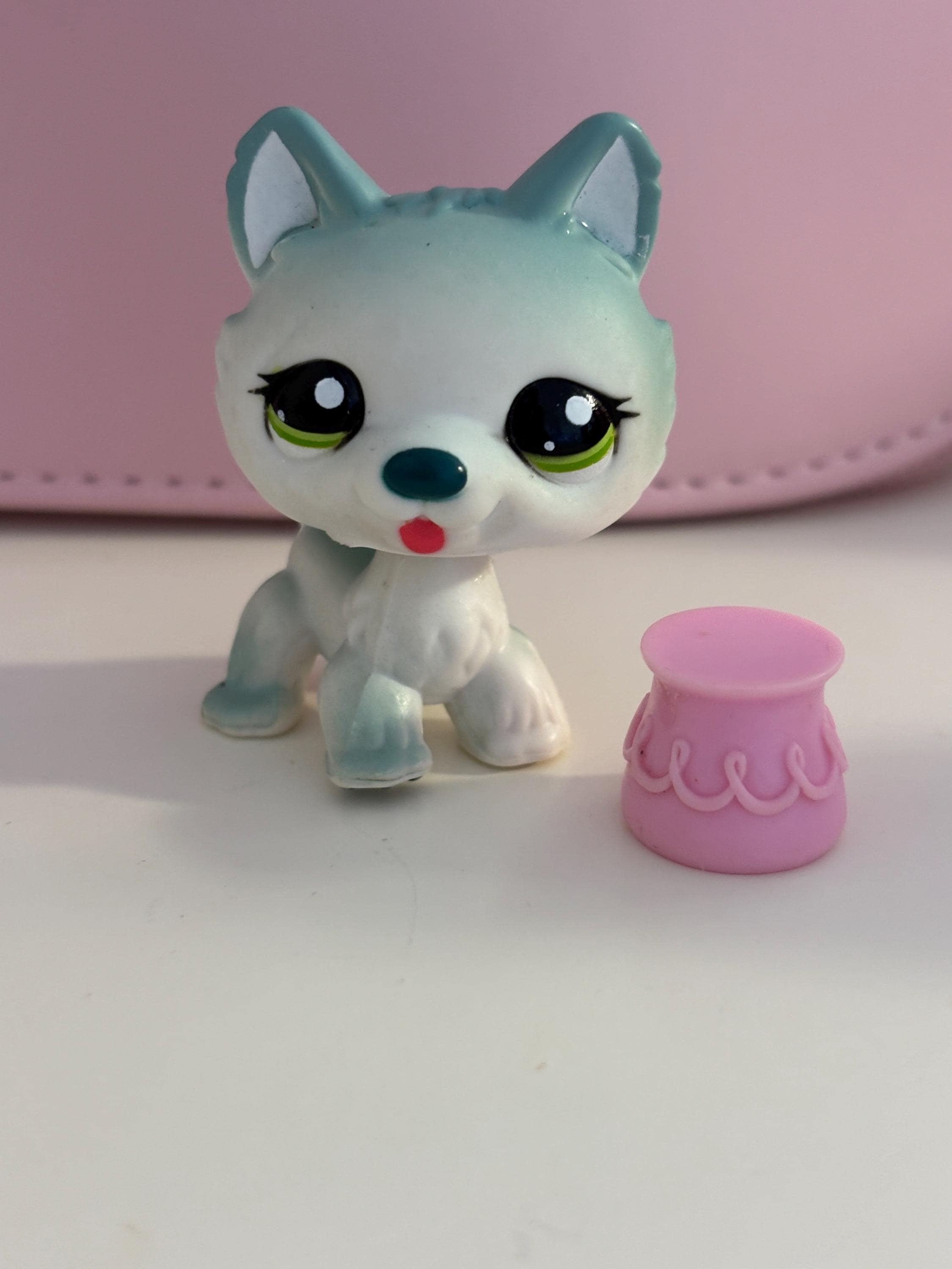 Authentic Littlest Pet Shop #1563 Husky Puppy Dog White Blue Green