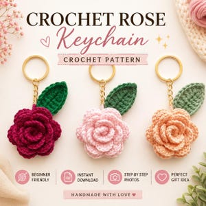 Op de afbeelding: Drie gehaakte rozen-sleutelhangers in donkerroze, lichtroze en perzik, elk met een groen blaadje en een gouden ring. De tekst luidt: CROCHET ROSE Keychain CROCHET PATTERN, BEGINNER FRIENDLY, INSTANT DOWNLOAD, STEP BY STEP PHOTOS, PERFECT GIFT IDEA, HANDMADE WITH LOVE.