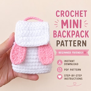Op de afbeelding: Een wit en roze gehaakte mini-rugzak met een handvat aan de bovenkant en twee zijflappen. De tekst luidt: CROCHET MINI BACKPACK PATTERN, BEGINNER FRIENDLY, INSTANT DOWNLOAD, PDF PATTERN, STEP-BY-STEP INSTRUCTIONS met download- en hartsymbolen.
