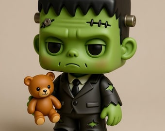 Könnte beinhalten: Eine grüne Frankenstein-Figur mit schwarzen Haaren und einem schwarzen Anzug, die einen kleinen braunen Teddybären hält. Die Figur hat Stiche auf dem Kopf und einen ernsten Gesichtsausdruck. Der Teddybär hat ein freundliches Gesicht.