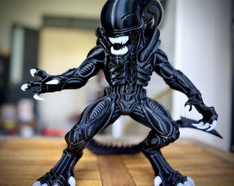Horror Xenomorph Alien Statue, Sci-Fi Monster Figurine, Space Creature Decor, 3D Printed Collectible Sculpture