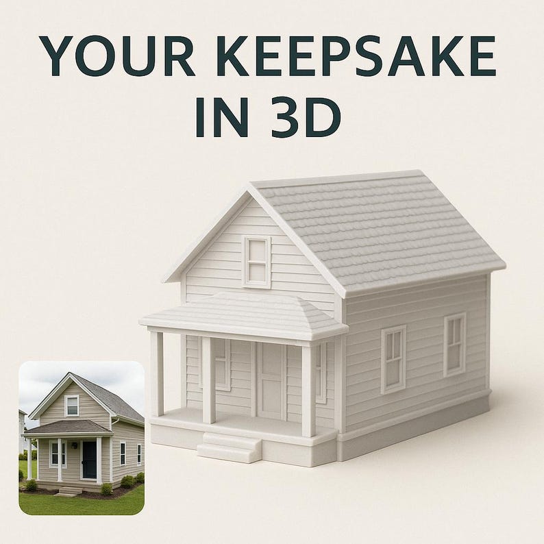 Może przedstawiać: Model 3D domu w jasnoszarym kolorze. Model posiada ganek z kolumnami, spadzisty dach i małe okna. Tekst "YOUR KEEPSAKE IN 3D" znajduje się na g&oacute;rze obrazu. Mniejszy obraz prawdziwego domu znajduje się w lewym dolnym rogu.