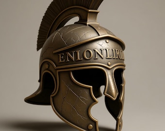 Puede incluir: Un casco romano de color bronce con una cresta prominente y la inscripción "ENLONLIRI". El casco presenta una artesanía detallada, incluyendo grietas y una protección facial estilizada.