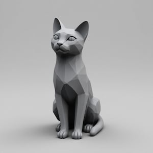 Puede incluir: Una escultura de gato geométrico gris en posición sentada. El gato tiene un diseño estilizado y facetado, con ángulos y planos agudos que crean su forma. La escultura está sobre un fondo gris liso.