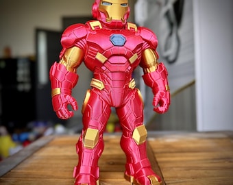Estátua de herói blindado em vermelho e dourado, traje mecânico futurista, impressa em 3D, decoração de mesa, item de colecionador de ficção científica.
