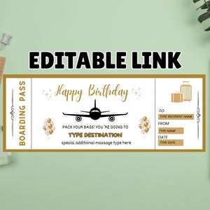 Może przedstawiać: Projekt karty pokładowej z napisem "Happy Birthday" i "Pack your bags! You're going to TYPE DESTINATION". Projekt zawiera czarny samolot, ikony bagażu oraz pola na dane odbiorcy i datę.