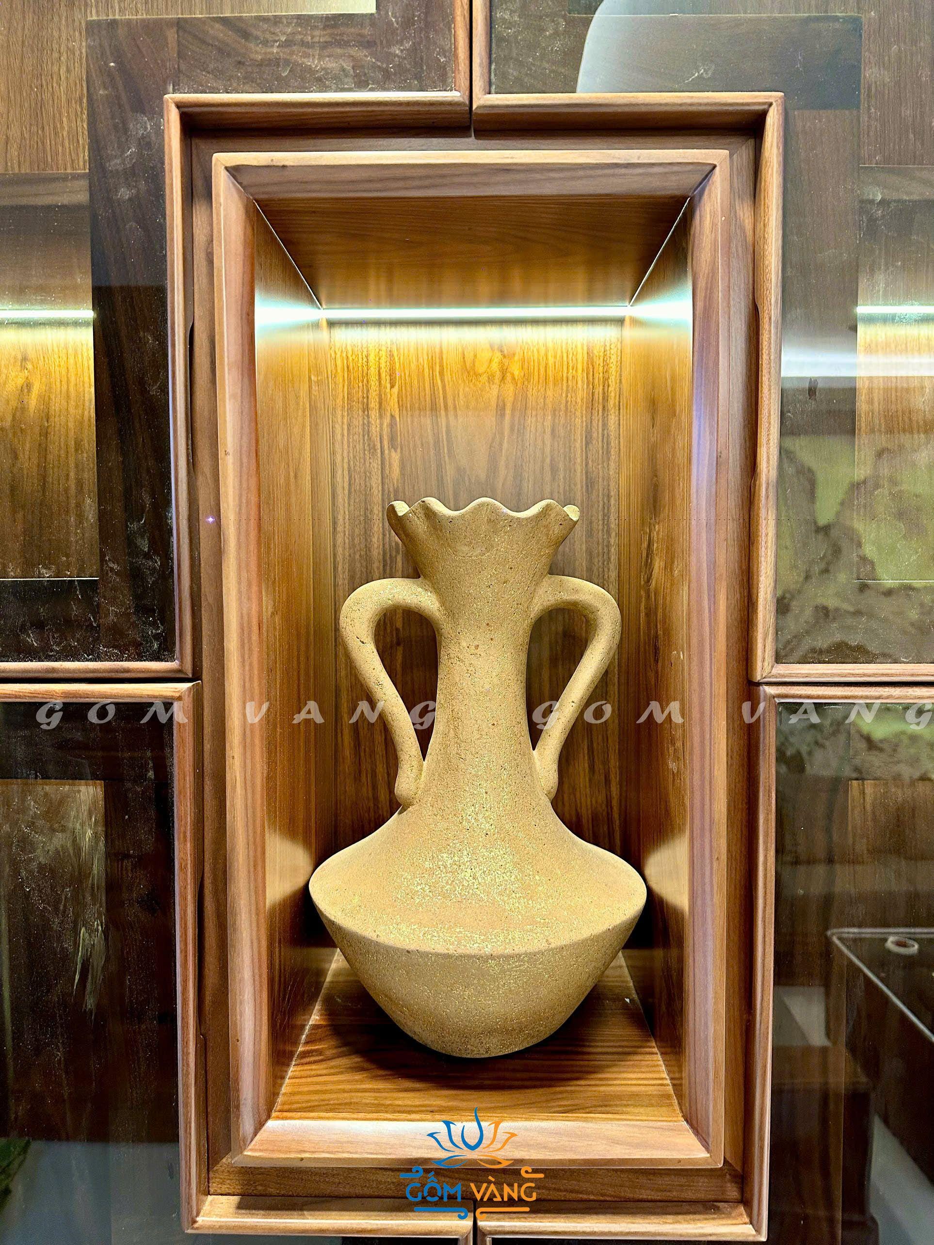 手作りのゴールドアクセントの陶器の花瓶：素朴なアンフォラ陶器