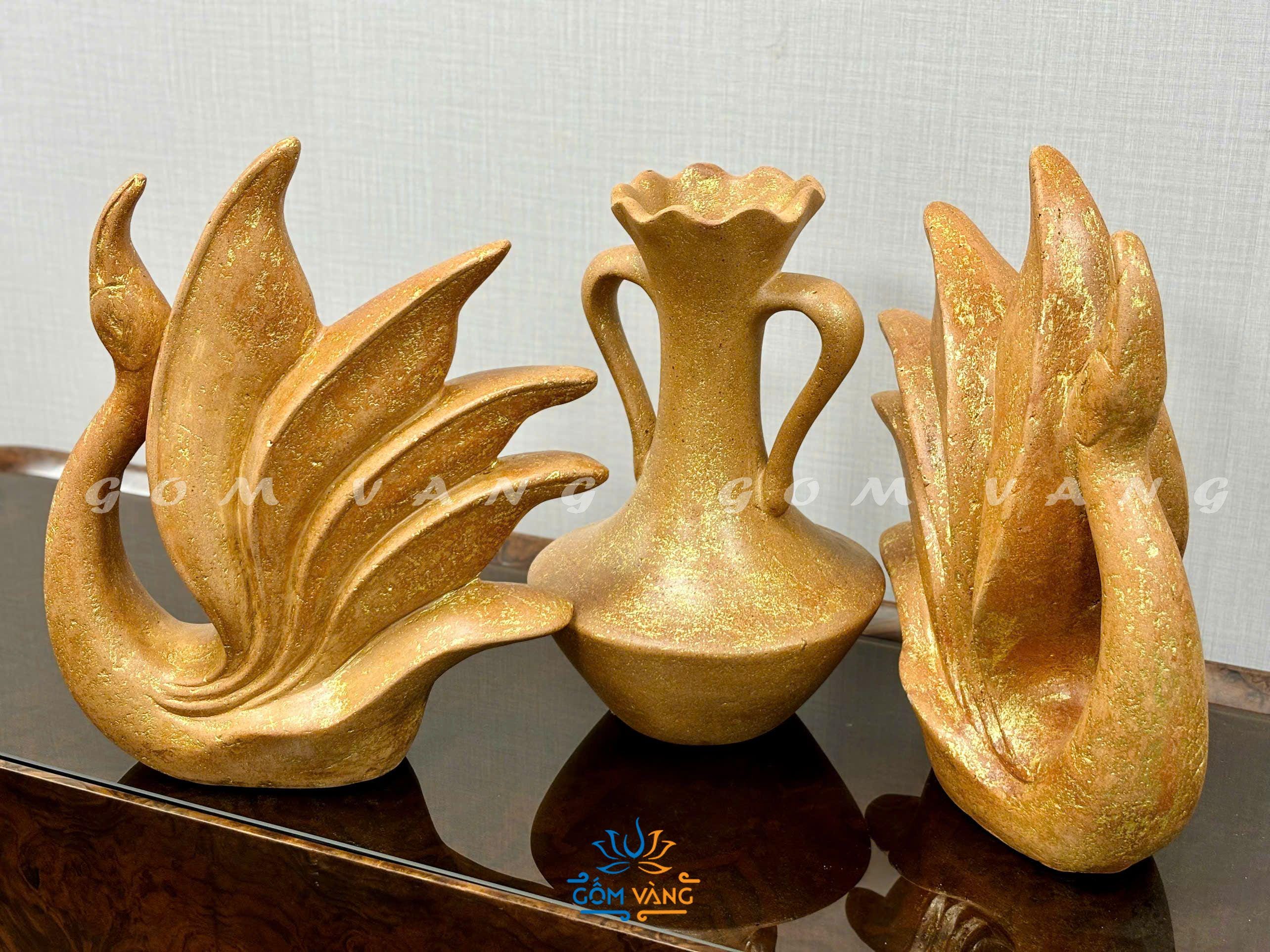 陶器花瓶 金色アクセント 手作りのゴールドアクセントの陶器の花瓶：素朴なアンフォラ陶器