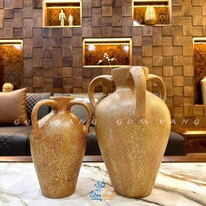 Ceramica placcata in oro, vasi in ceramica ad anfora, ceramica fatta a mano a tre manici, decorazioni in terracotta con accenti dorati, coppia di vasi in argilla mediterranea