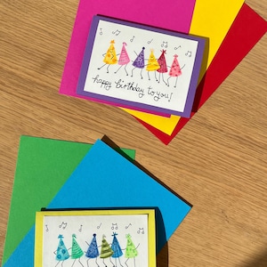Fröhliche, handgemalte Geburtstagskarte mit tanzenden Partyhüten