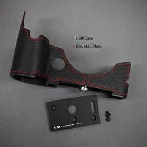 Puede incluir: Funda de c&aacute;mara de cuero negro con costuras rojas y una placa de cola de milano negra separada. El texto "+ Half Case" y "+ Dovetail Plate" es visible. La placa de cola de milano tiene el texto "UM Designed by UM for R6".