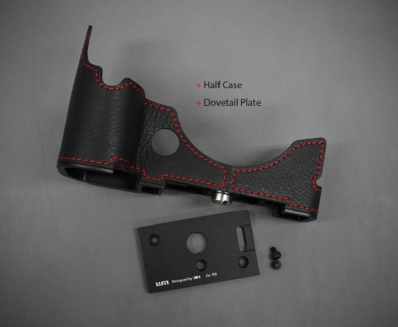 Puede incluir: Funda de c&aacute;mara de cuero negro con costuras rojas y una placa de cola de milano negra separada. El texto "+ Half Case" y "+ Dovetail Plate" es visible. La placa de cola de milano tiene el texto "UM Designed by UM for R6".
