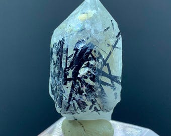 スカルドゥ産 長石上の水晶とブラックトルマリン パキスタン、スカルドゥ産 22 カラット ブラック トルマリンとクォーツ