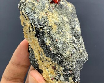 Ejemplar de cristal de circón rojo en bruto: Mina Skardu, Pakistán (298 gramos)