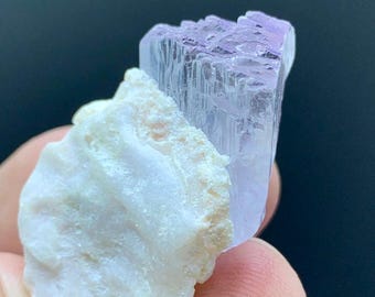 Ejemplar fluorescente de cristal de kunzita rosa natural, procedente de una mina de Afganistán, 13 gramos.