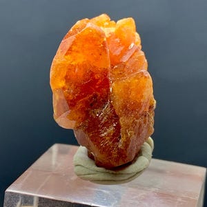 Spécimen de cristal de scheelite rouge : minéral brut de Skardu au Pakistan (8 grammes)