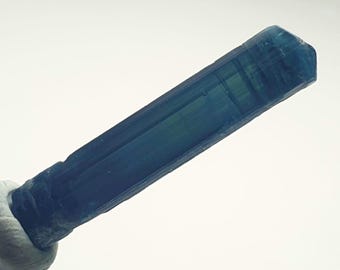 Natürlicher blauer Indigolith Turmalin-Kristall, Rohediment aus Afghanistan, 4.70 Karat
