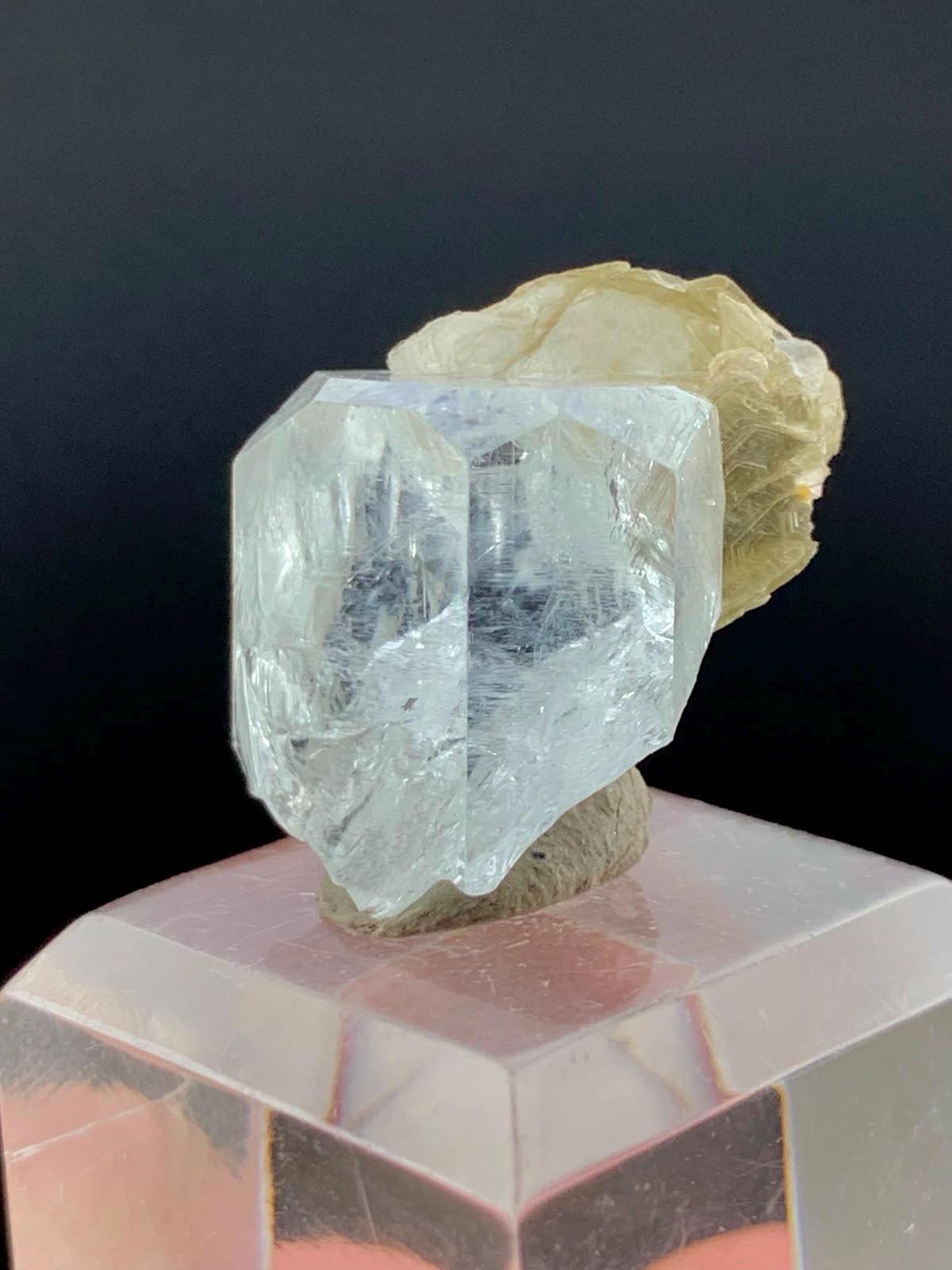 雲母上の天然スカイブルーアクアマリン結晶、スカルドゥ鉱山産鉱物標本