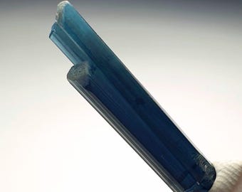 Natürlicher blauer Indigolith Turmalin-Kristall, Rohediment aus Afghanistan, 8 Karat