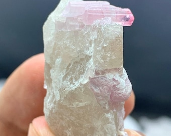 ピンクトルマリン結晶、水晶、雲母、長石を含むアフガニスタン産原石