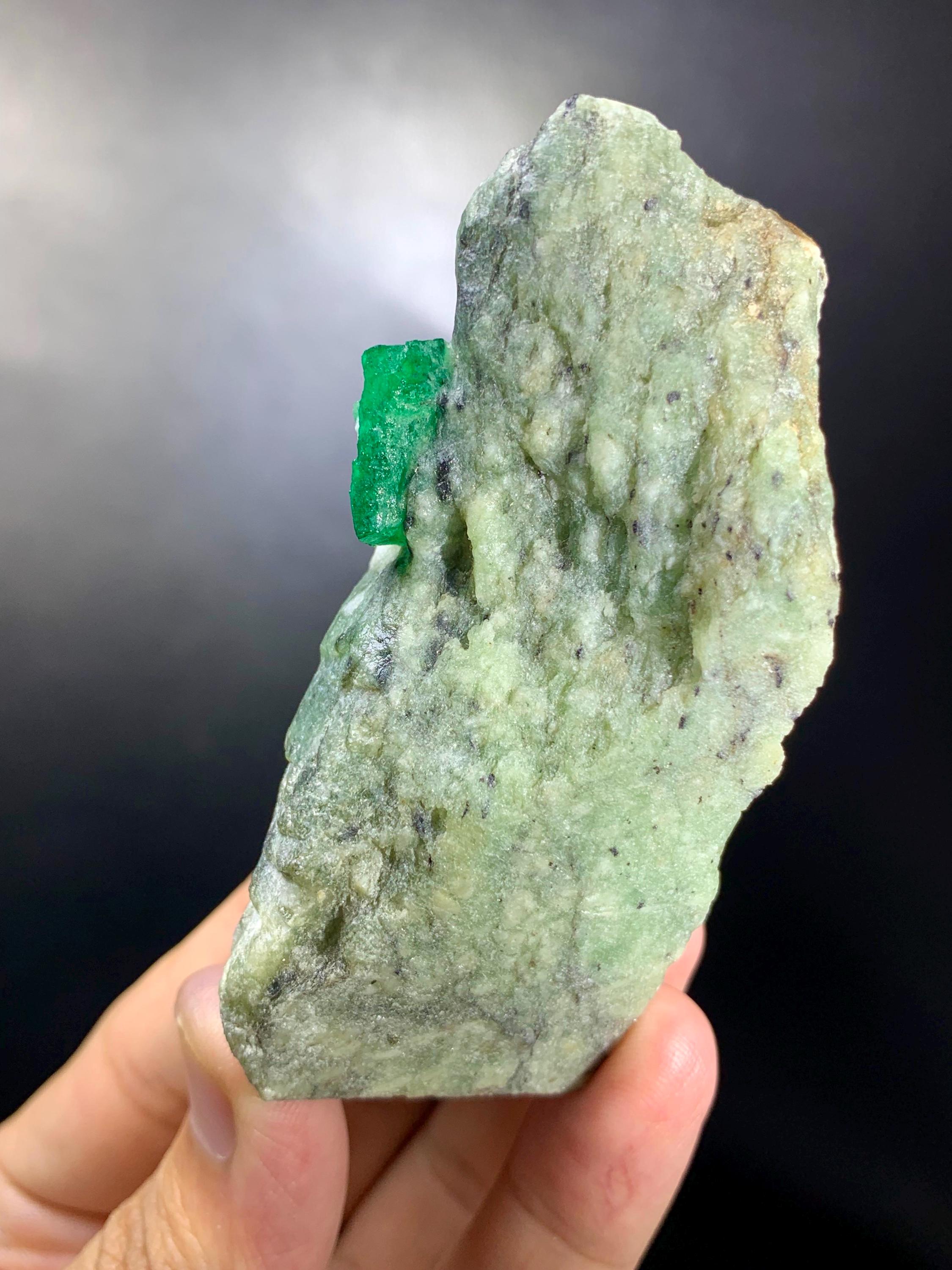 100%天然グリーンカラーエメラルド結晶（マトリックス標本