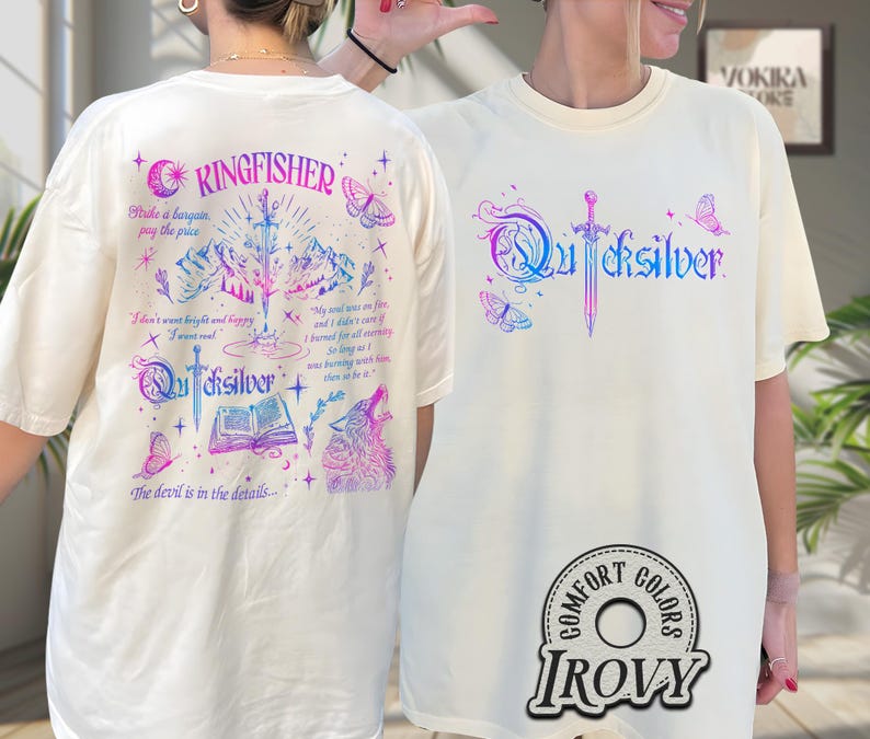 Pu&ograve; includere: T-shirt color avorio con la scritta "Quicksilver" in un gradiente blu e viola e una grafica a spada. Il retro della maglietta presenta la scritta "Kingfisher" e grafiche aggiuntive, tra cui un lupo, farfalle e testo. Le magliette hanno un logo Comfort Colors e IROVY.