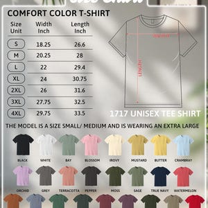 Pu&ograve; includere: Tabella delle taglie per una maglietta unisex Comfort Color 1717. La tabella mostra le misure in centimetri per le taglie dalla S alla 4XL. L'immagine mostra una variet&agrave; di colori di magliette, tra cui nero, bianco e rosso.