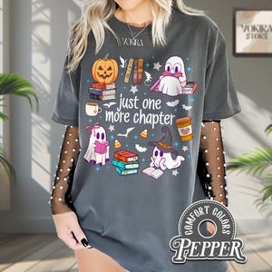 Spökbok Fantasy Komfortfärger T-shirt, Spökläsningsbok Halloween-tröja, Bokinspirerad Spöke-tröja, Bara Ett Kapitel Till T-shirt