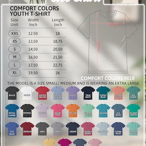 Pu&ograve; includere: Tabella delle taglie per t-shirt Comfort Colors per ragazzi. La tabella include le misure in pollici per le taglie XXS-XL. L'immagine mostra anche una variet&agrave; di colori di t-shirt, tra cui nero, bianco e varie tonalit&agrave; di blu, rosa e verde.
