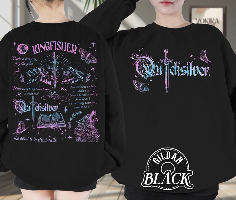 Pu&ograve; includere: Felpa nera con la scritta "Quicksilver" in un font stilizzato, una spada e grafiche di farfalle nei toni del rosa e del blu. Il retro presenta la scritta "Kingfisher" e grafiche aggiuntive, tra cui un lupo, montagne e testo.