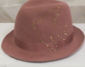Handgefertigter Kaninchen-Pelz Trilby Hut, Swarovski Kristall Schwalbe, Größe 56-57 cm