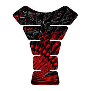 Peut inclure: Protecteur de réservoir de moto avec un design audacieux. Le graphisme présente une illustration détaillée d'un dragon rouge et noir, sur fond de nuages et de motifs abstraits. Le protecteur est conçu pour s'adapter à un réservoir de moto.