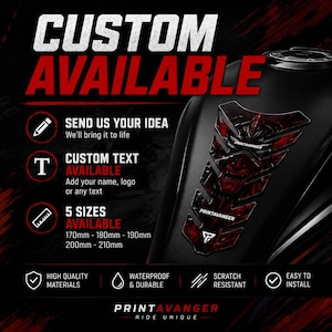 Könnte beinhalten: Schwarzer Motorrad-Tankprotektor mit einem rot-schwarzen Grafikdesign. Das Bild enthält den Text "CUSTOM AVAILABLE", "SEND US YOUR IDEA" und "CUSTOM TEXT AVAILABLE". Das Produkt ist in 5 Größen erhältlich.