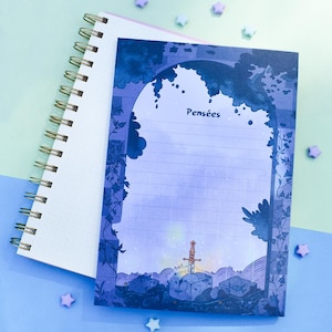 Peut inclure: Un carnet à spirales avec une couverture blanche et un journal ligné avec une illustration violette d'une épée dans une pierre. Le journal porte le mot "Pensées". Des décorations en forme d'étoiles sont éparpillées.