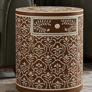 Tavolino intarsiato in osso fatto a mano / Comodino rotondo marrone con intagli floreali / Mobile in stile boho per soggiorno e camera da letto