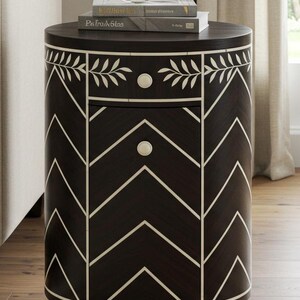 Comodino rotondo nero fatto a mano con intarsi in osso Boho, motivo floreale e geometrico, per camera da letto o soggiorno.