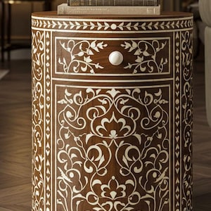 Comodino di lusso intarsiato in osso fatto a mano / Tavolino rotondo marrone con intagli floreali / Elegante tavolino in stile boho per camera da letto e soggiorno