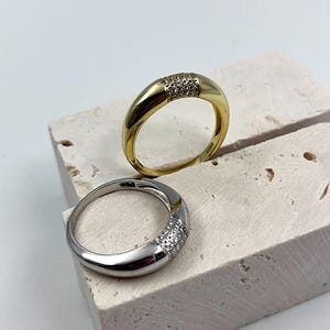 Anel de prata esterlina 925, zircônia cúbica branca, acabamento banhado a ouro vermeil ou ródio, faixa em formato de cúpula, joia minimalista elegante, presente para ela