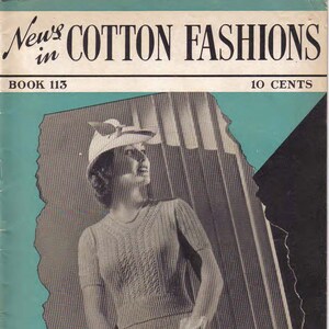 Peut inclure: Couverture de magazine vintage "News in Cotton Fashions". Elle présente une femme en tenue tricotée, chapeau et gants. Le fond est à rayures. Le texte "BOOK 113" et "10 CENTS" sont également visibles sur la couverture.