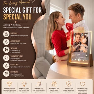 Op de afbeelding: Een gepersonaliseerde LED-lamp met foto en songdetails, op een houten voet. De tekst luidt "Speciaal cadeau voor jou" en noemt gelegenheden zoals verjaardagen en jubilea. De afbeelding toont een knuffelend stel.