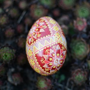 Uova Pysanky, decorazioni pasquali ucraine, idea regalo pysanka natalizia, guscio d&#39;uovo dipinto a mano con motivo floreale rosso, decorazioni pasquali