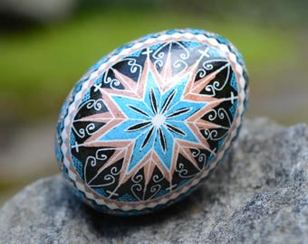 Blue Star Pysanka, Oekraïens paasei, handgemaakte decoratie, echte kippeneierschaal beschilderd met bijenwas
