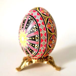 Pysanka Ukrainian Easter egg ornament traditional Easter gifts, chicken eggshell hand-painted ruzha pattern motif, black-red fancy Pysanka